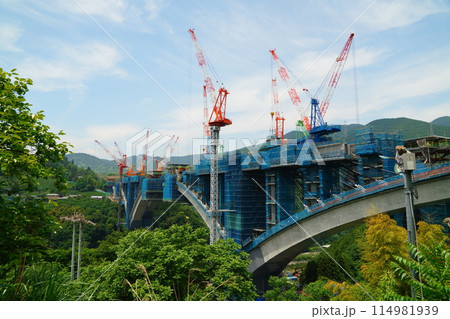 緑に映える建築現場　新東名橋脚工事 114981939