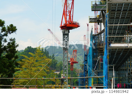 緑に映える建築現場 新東名橋脚工事 緑に映える建築現場 新東名橋脚工事 114981942