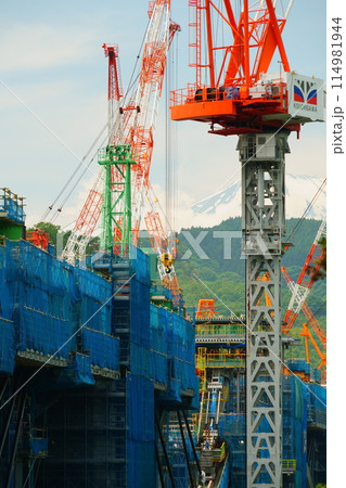 緑に映える建築現場　新東名橋脚工事 114981944