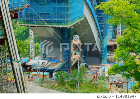 緑に映える建築現場 新東名橋脚工事 緑に映える建築現場 新東名橋脚工事 114981947