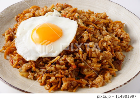 そばめしと目玉焼き そばめしと目玉焼き 114981997