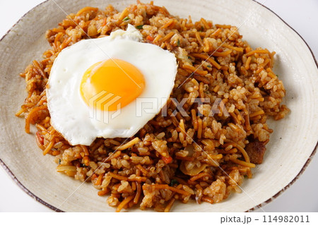 そばめしと目玉焼き 114982011