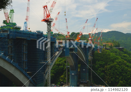 建設中の建設現場のクレーンと建設される建築現場 新東名橋脚工事 建設中の建設現場のクレーンと建設される建築現場 新東名橋脚工事 114982120