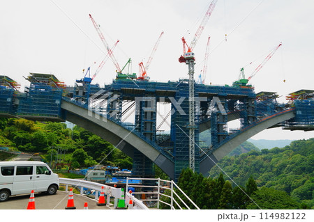 建設中の建設現場のクレーンと建設される建築現場 新東名橋脚工事 建設中の建設現場のクレーンと建設される建築現場 新東名橋脚工事 114982122