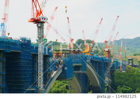 建設中の建設現場のクレーンと建設される建築現場 新東名橋脚工事 建設中の建設現場のクレーンと建設される建築現場 新東名橋脚工事 114982125