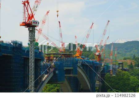 建設中の建設現場のクレーンと建設される建築現場 新東名橋脚工事 建設中の建設現場のクレーンと建設される建築現場 新東名橋脚工事 114982126