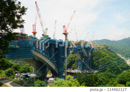 建設中の建設現場のクレーンと建設される建築現場 新東名橋脚工事 建設中の建設現場のクレーンと建設される建築現場 新東名橋脚工事 114982127