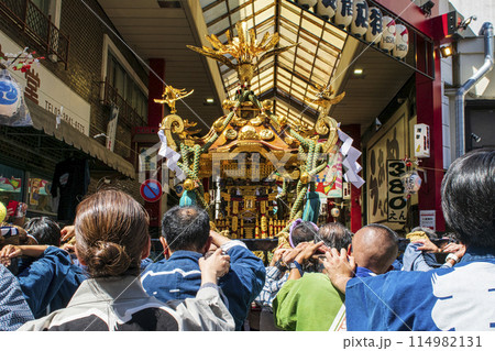 浅草 三社祭 お神輿の渡御 町内神輿連合渡御 浅草ひさご通り商店街にて 浅草 三社祭 お神輿の渡御 町内神輿連合渡御 浅草ひさご通り商店街にて 114982131