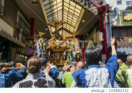 浅草 三社祭 お神輿の渡御 町内神輿連合渡御 浅草ひさご通り商店街にて 浅草 三社祭 お神輿の渡御 町内神輿連合渡御 浅草ひさご通り商店街にて 114982132