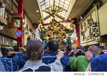 浅草　三社祭　お神輿の渡御　町内神輿連合渡御　浅草ひさご通り商店街にて 114982133