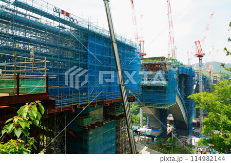 建設中の建設現場のクレーンと建設が進む建設作業風景 新東名橋脚工事 建設中の建設現場のクレーンと建設が進む建設作業風景 新東名橋脚工事 114982144