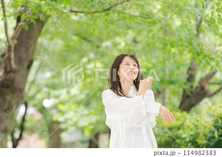 公園でストレッチをするミドル女性 114982383