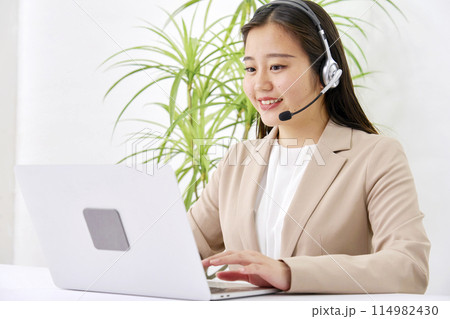 オフィスで働く若いオペレーター 114982430