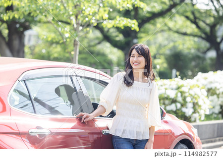 ドライブを楽しむ女性 114982577
