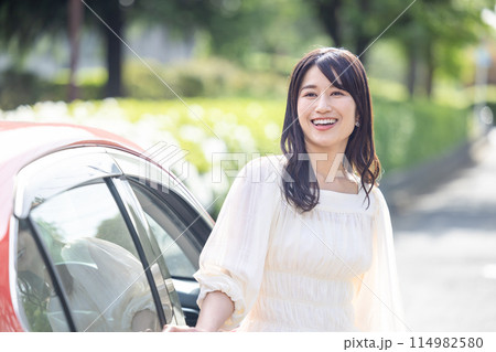 ドライブを楽しむ女性 ドライブを楽しむ女性 114982580