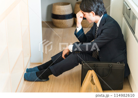残業で疲労・疲弊して帰宅したビジネスマン(過労・悩む・離婚・落ち込む・絶望・激務) 残業で疲労・疲弊して帰宅したビジネスマン(過労・悩む・離婚・落ち込む・絶望・激務) 114982610