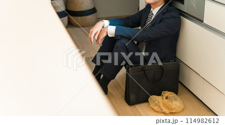 残業で疲労・疲弊して帰宅したビジネスマン(呆然・過労・離婚・絶望・激務) 残業で疲労・疲弊して帰宅したビジネスマン(呆然・過労・離婚・絶望・激務) 114982612