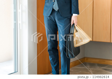 仕事から帰宅した疲れたサラリーマン・ビジネスマン（激務・過労・ハードワーク・ストレス・多忙） 114982614