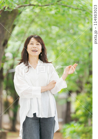公園で微笑むミドル女性 114983023