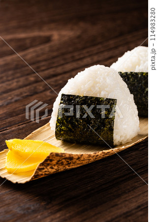 木のテーブルの上に置かれたおにぎり 木のテーブルの上に置かれたおにぎり 114983280