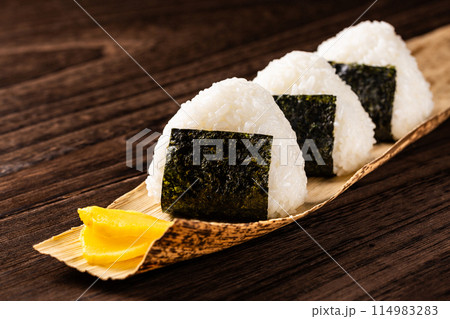 木のテーブルの上に置かれたおにぎり 木のテーブルの上に置かれたおにぎり 114983283