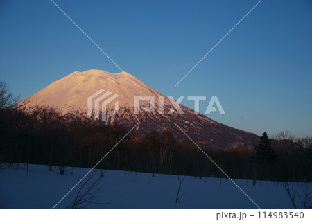 冬の北海道　羊蹄山の西側から夕焼けに染まる羊蹄山を臨む 114983540