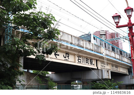 石川町駅に向かう根岸線電車(神奈川県横浜市中区松影町1丁目) 石川町駅に向かう根岸線電車(神奈川県横浜市中区松影町1丁目) 114983616