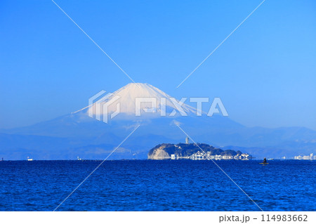 【神奈川県】快晴の富士山と江の島 114983662