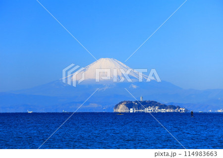 【神奈川県】快晴の富士山と江の島 114983663