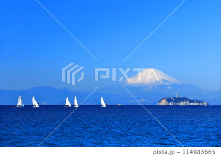 【神奈川県】快晴の富士山と江の島 114983665