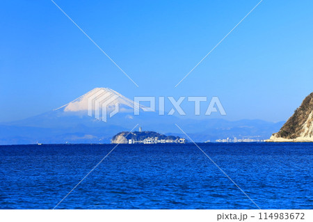 【神奈川県】快晴の富士山と江の島 114983672