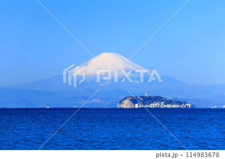 【神奈川県】快晴の富士山と江の島 【神奈川県】快晴の富士山と江の島 114983678