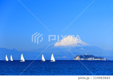 【神奈川県】快晴の富士山と江の島 114983683