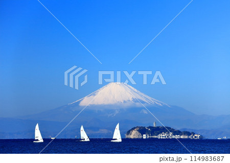 【神奈川県】快晴の富士山と江の島 114983687
