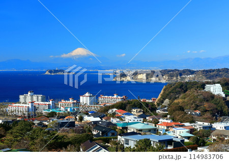 【神奈川県】快晴の富士山と江の島と逗子マリーナ 114983706