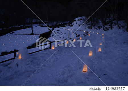 日光市湯西川温泉の湯西川沢口河川敷に点灯されて並ぶミニかまくら 114983757