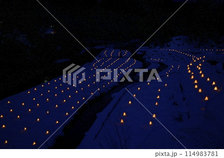 日光市湯西川温泉の湯西川沢口河川敷に点灯されて並ぶミニかまくら 114983781