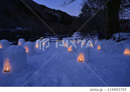 日光市湯西川温泉の湯西川沢口河川敷に点灯されて並ぶミニかまくら 114983785