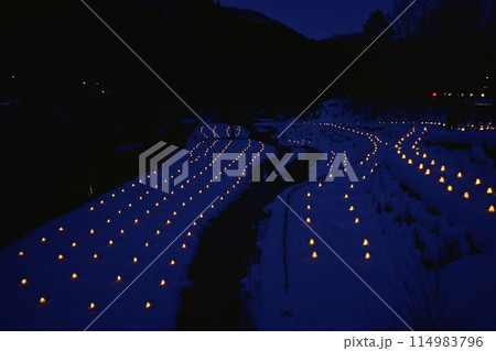 日光市湯西川温泉の湯西川沢口河川敷に点灯されて並ぶミニかまくら 114983796