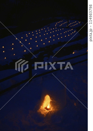 日光市湯西川温泉の湯西川沢口河川敷に点灯されて並ぶミニかまくら 114983798