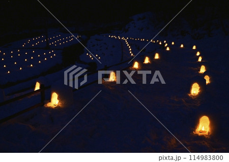 日光市湯西川温泉の湯西川沢口河川敷に点灯されて並ぶミニかまくら 114983800