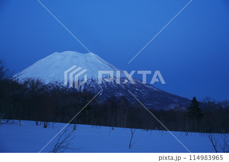 冬の北海道 羊蹄山の西側からブル―モーメントの羊蹄山を臨む 冬の北海道 羊蹄山の西側からブル―モーメントの羊蹄山を臨む 114983965