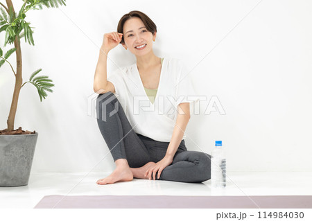 ヨガをする女性 ヨガをする女性 114984030