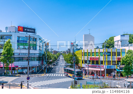 日本の横浜都市景観 5月・新緑の季節を迎えたあざみ野駅前などを望む 114984116