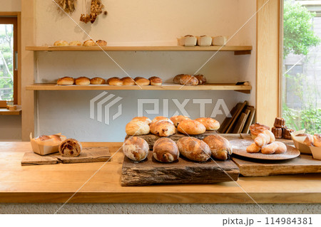 パン屋、ベーカリーショップ、店頭に並ぶ焼きたてパン 114984381