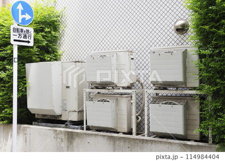 ルーバーの付いたエアコンの室外機 ルーバーの付いたエアコンの室外機 114984404