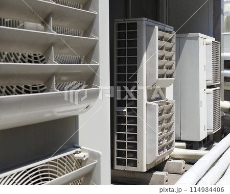 ルーバーの付いたエアコンの室外機 114984406
