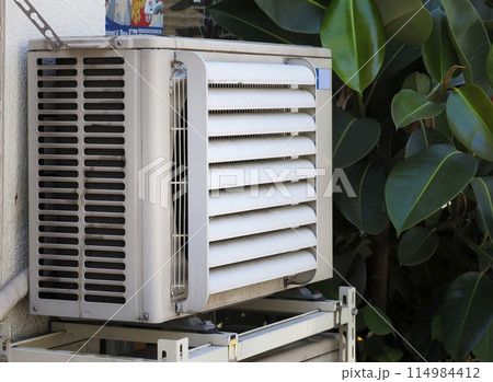 ルーバーの付いたエアコンの室外機 ルーバーの付いたエアコンの室外機 114984412