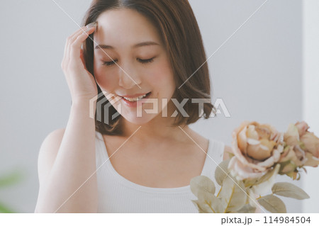 薔薇と女性とめまい 114984504