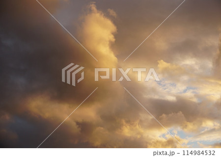 夕日に照らされる雲 114984532